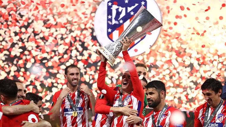 Antoine Griezmann, raising the trophy of Europe League with the Athletic