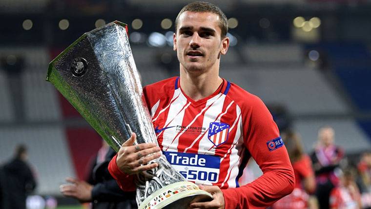 Antoine Griezmann, with the trophy of the UEFA Europe League in the hands