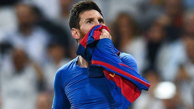Leo Messi, besando la camiseta del Barça tras marcar en el Bernabéu