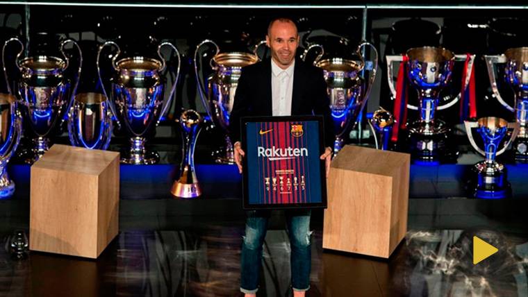 Andrés Iniesta, posando con la camiseta-homenaje del FC Barcelona
