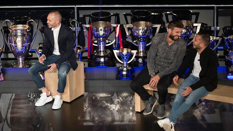 Piqué y Jordi Alba, bromeando durante la despedida de Andrés Iniesta