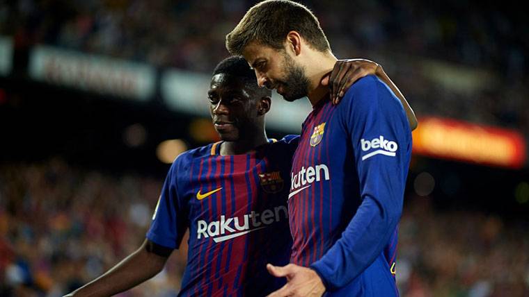 Ousmane Dembélé y Gerard Piqué, celebrando un gol con el Barça