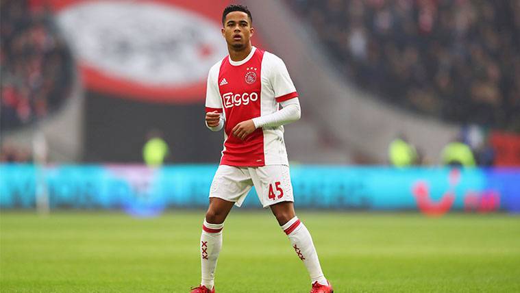 Justin Kluivert en un partido del Ajax