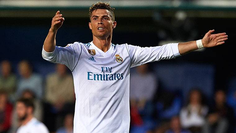 Cristiano Ronaldo protests after an action in the Villarreal-Real Madrid
