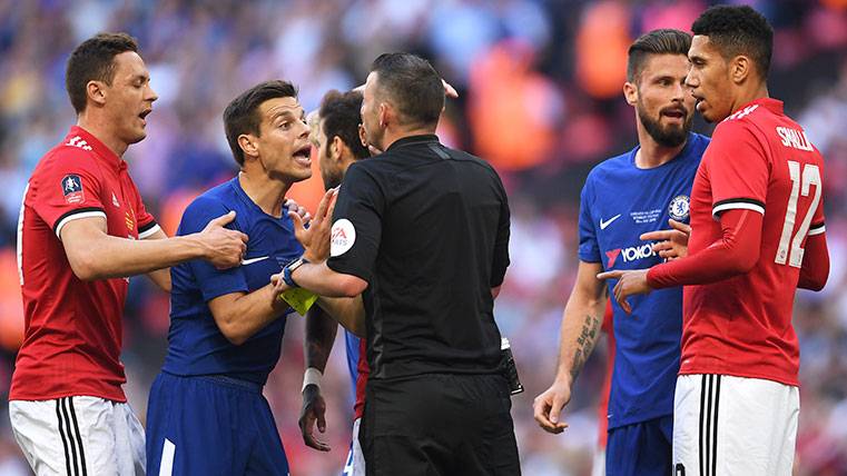 The players of Chelsea protest a decision of Michael Oliver