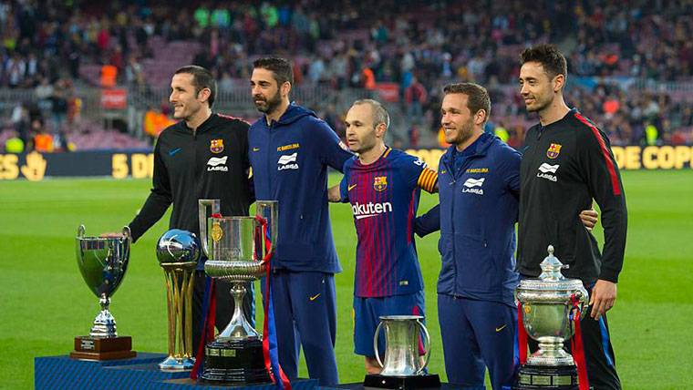 Andrés Iniesta, beside the captains of the sections of the Barça