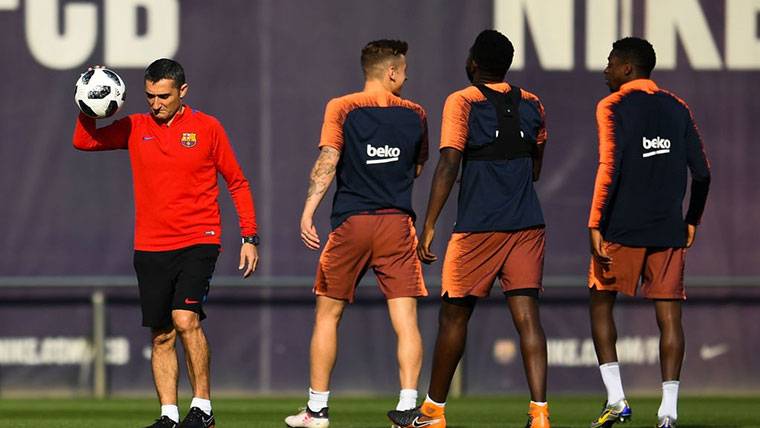 Ernesto Valverde, durante un entrenamiento con el FC Barcelona