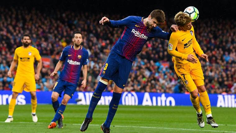 Gerard Piqué y Griezmann, durante un Barcelona-Atlético
