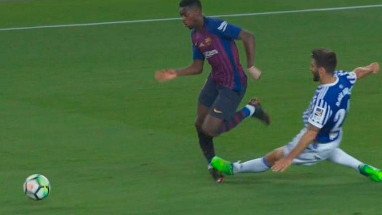 Ousmane Dembélé, recibiendo una brutal entrada de Raúl Navas