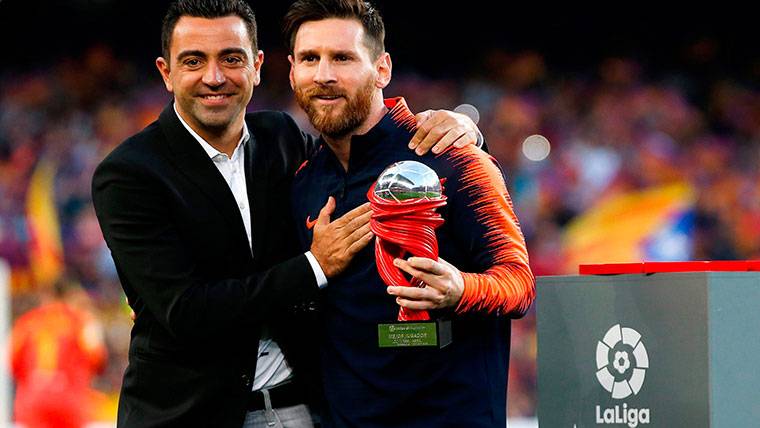 Leo Messi and Xavi Hernández, during the prolegómenos of the Barça-Real Sociedad