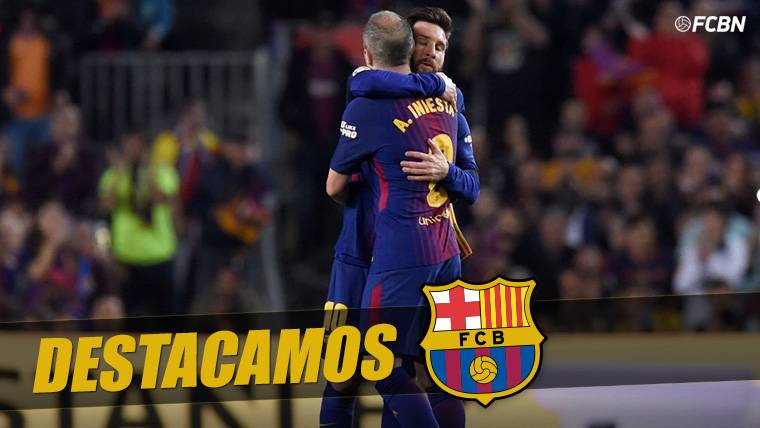 Leo Messi y Andrés Iniesta, abrazándose en el Camp Nou