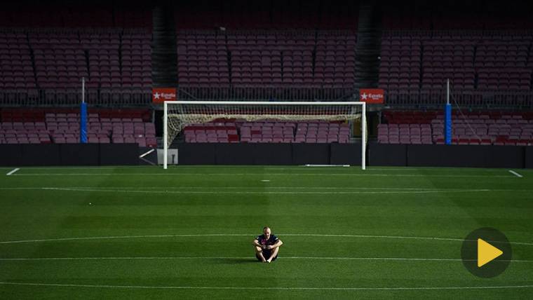 Andrés Iniesta, en soledad pasando sus últimos momentos en el Camp Nou