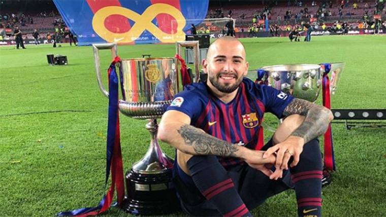 Aleix Vidal, posando junto a los títulos del FC Barcelona esta temporada