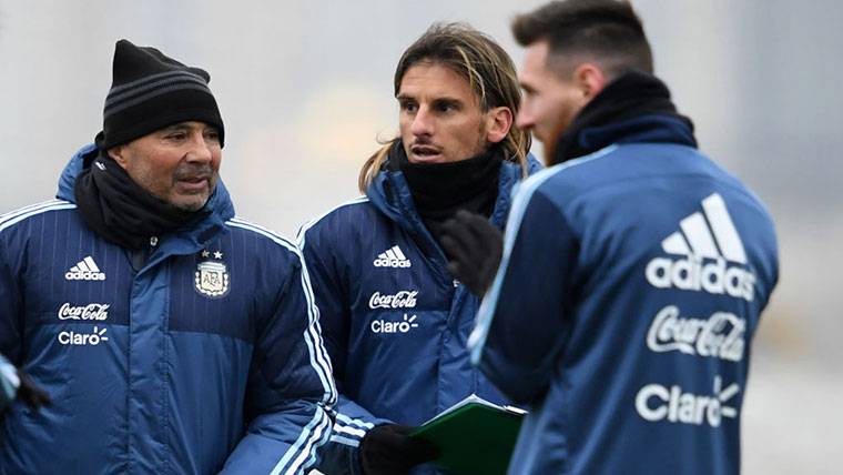 Jorge Sampaoli, un ayudante y Messi, charlando durante un entreno