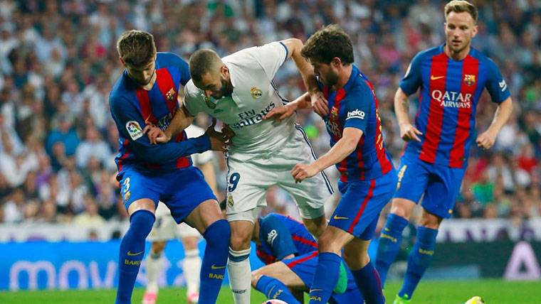 Karim Benzema, defendido por Sergi Roberto en un Clásico