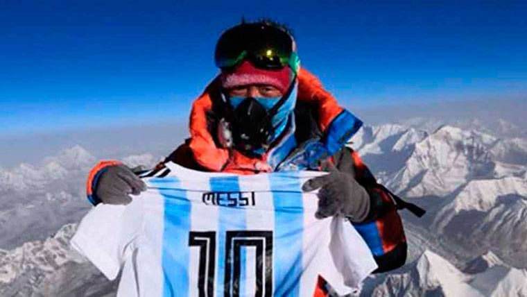 Dan Zengluobu, con la camiseta de Messi en la cima del Everest