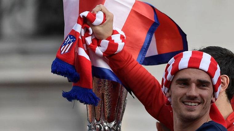 Antoine Griezmann, celebrando el título de Europa League con el Atlético