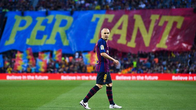 Andrés Iniesta, marchándose sustituido del Camp Nou