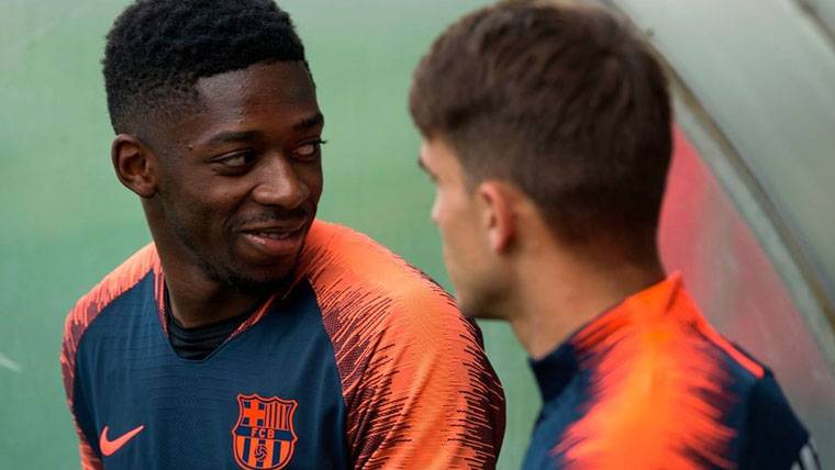 Ousmane Dembélé, charlando con Denis Suárez antes de un entreno