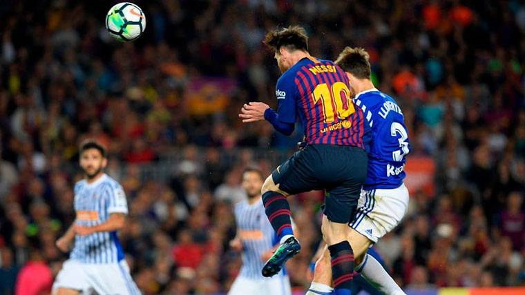 Leo Messi, rematando un centro de Luis Suárez contra la Real Sociedad