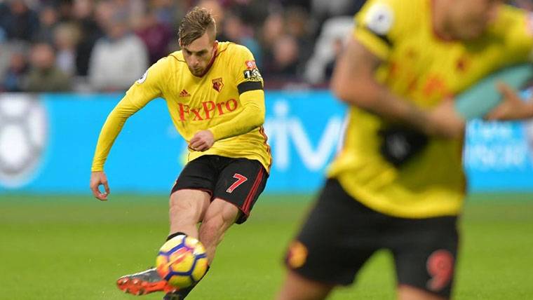 Gerard Deulofeu, disparando una falta con el Watford