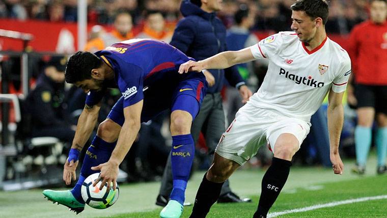 Clément Lenglet, intentando arrebatar un balón a Luis Suárez