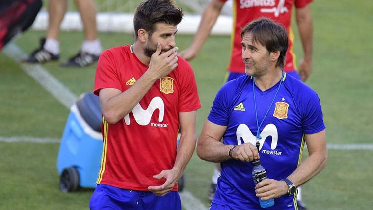 Gerard Hammered and Lopetegui, conversing during a training