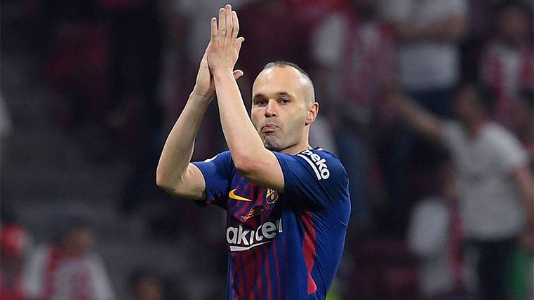 Andrés Iniesta applauds to the fans after a replacement