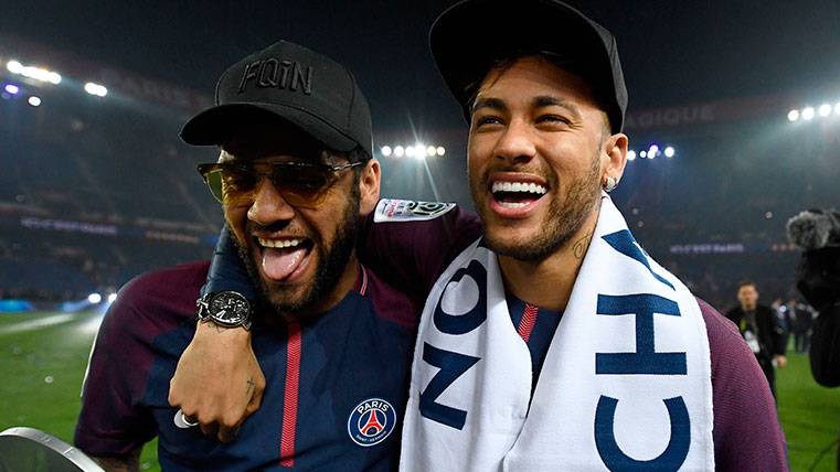Dani Alves y Neymar celebran el título de liga del PSG