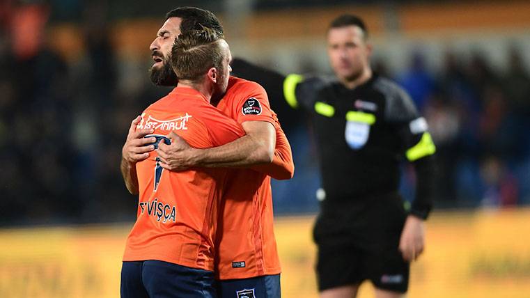 Arda Turan celebra un gol con el Istambul Basaksehir