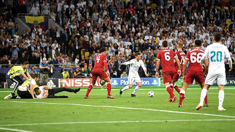 La seguridad del Olímpico de Kiev placó a un espontáneo en pleno partido