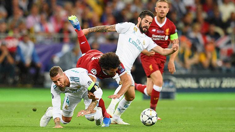 El choque entre Sergio Ramos y Mohamed Salah dejó lesionado al egipcio