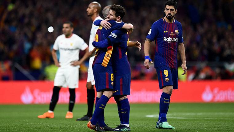 Andrés Iniesta and Leo Messi embrace  during a replacement