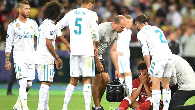 Players of the Real Madrid, surrounding to Salah after the injury of the Egyptian