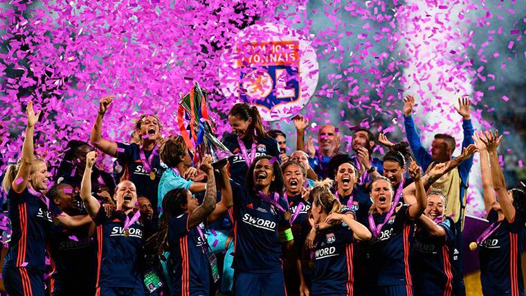 El Olympique de Lyon femenino, celebrando la tercera Champions consecutiva