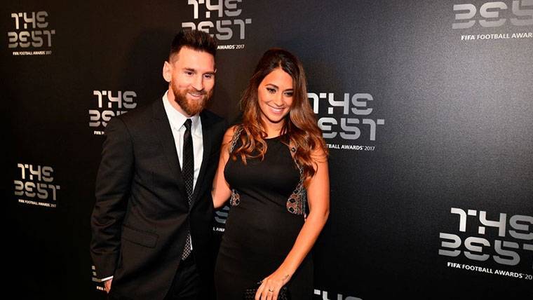 Leo Messi y Antonella, posando para las cámaras en una gala 'The Best'