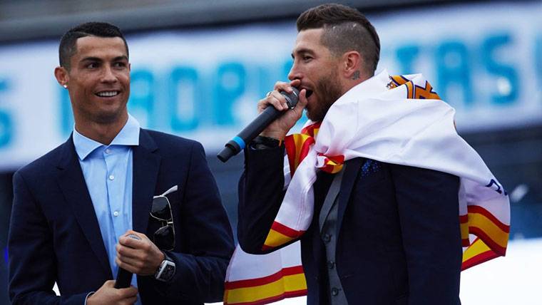 Cristiano Ronaldo and Sergio Bouquets, during the celebration in Cibeles