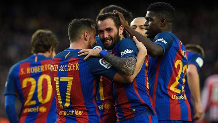 Aleix Vidal, Alcácer y el resto del Barcelona, celebrando un gol
