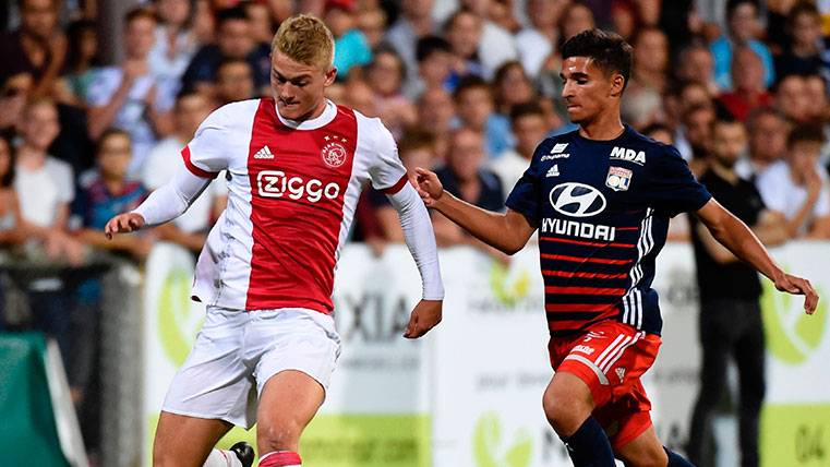Matthijs de Ligt en un partido con el Ajax