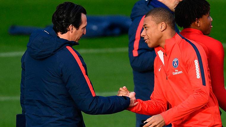 Unai Emery and Kylian Mbappé in a training of the PSG