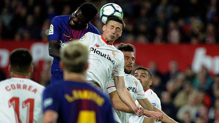 Clément Lenglet, pugnando by a balloon with Samuel Umtiti