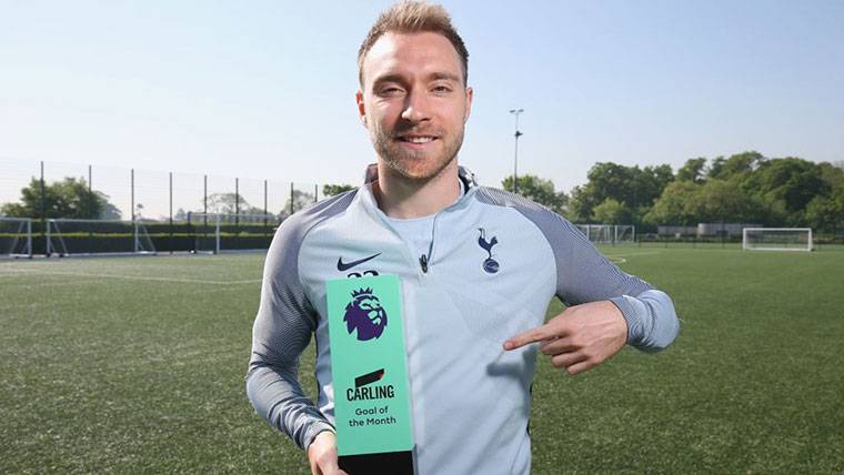 Christian Eriksen, mostrando un premio recibido con el Tottenham