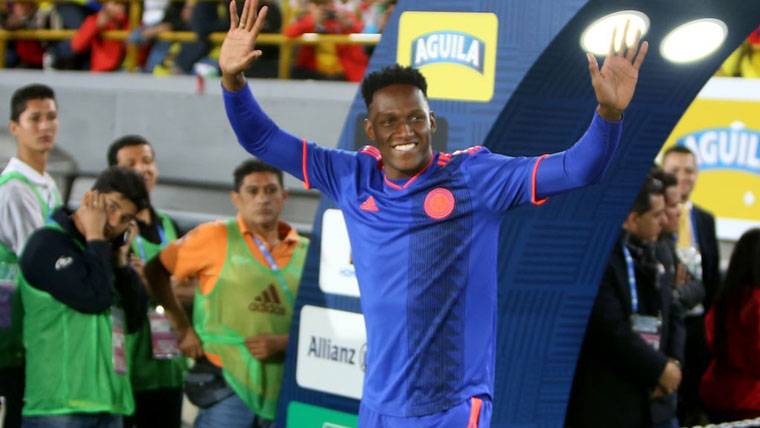 Yerry Mina, greeting of way dicharachera before a train