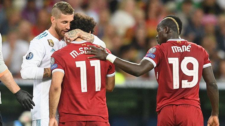 Sergio Bouquets, doing the postureo with Salah after lesionarle