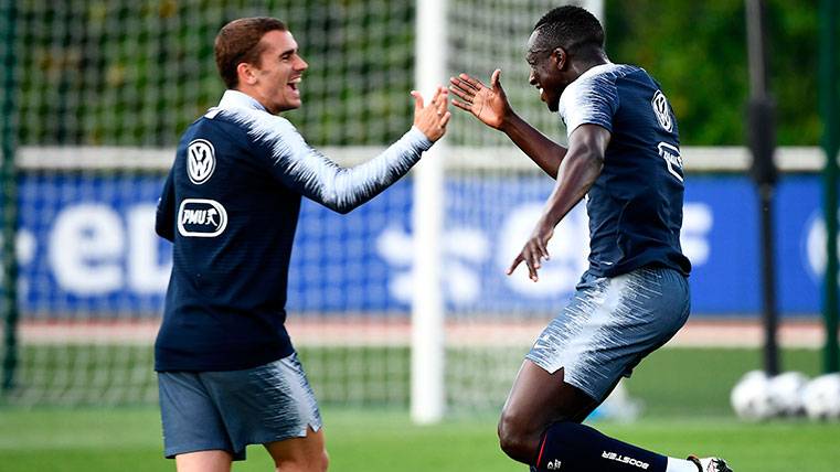 Antoine Griezmann and Benjamin Mendy in a training with France