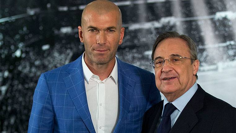 Zinedine Zidane y Florentino Pérez en la presentación del francés