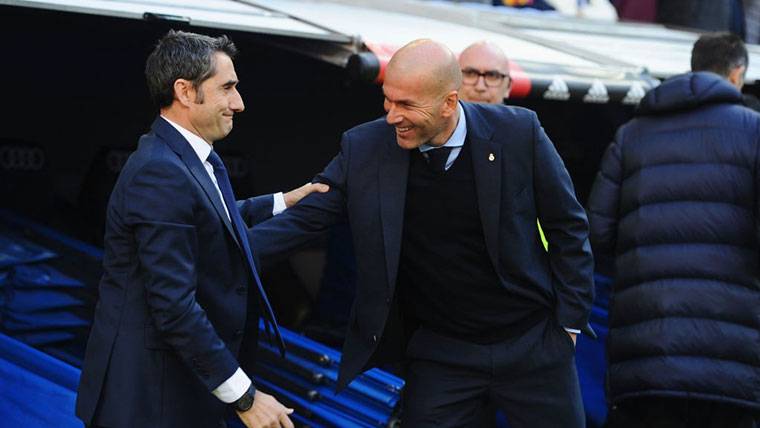 Zinedine Zidane y Ernesto Valverde, saludándose antes de un Clásico