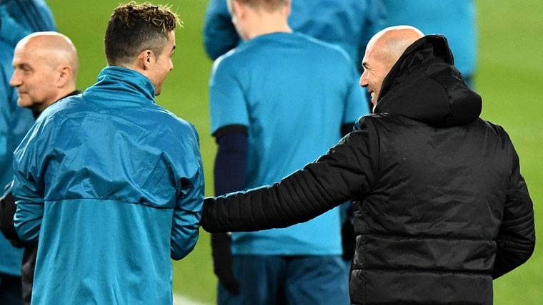 Zidane y Cristiano Ronaldo, bromeando durante un entrenamiento