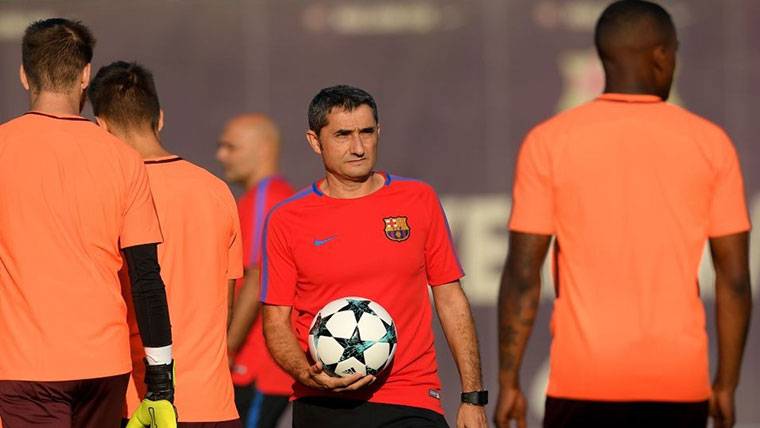 Ernesto Valverde y sus jugadores, durante un entreno del Barça