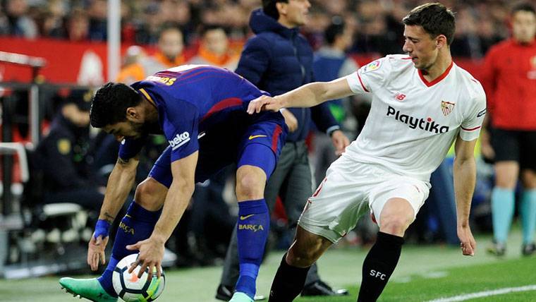 Clément Lenglet, struggling with Luis Suárez by a balloon